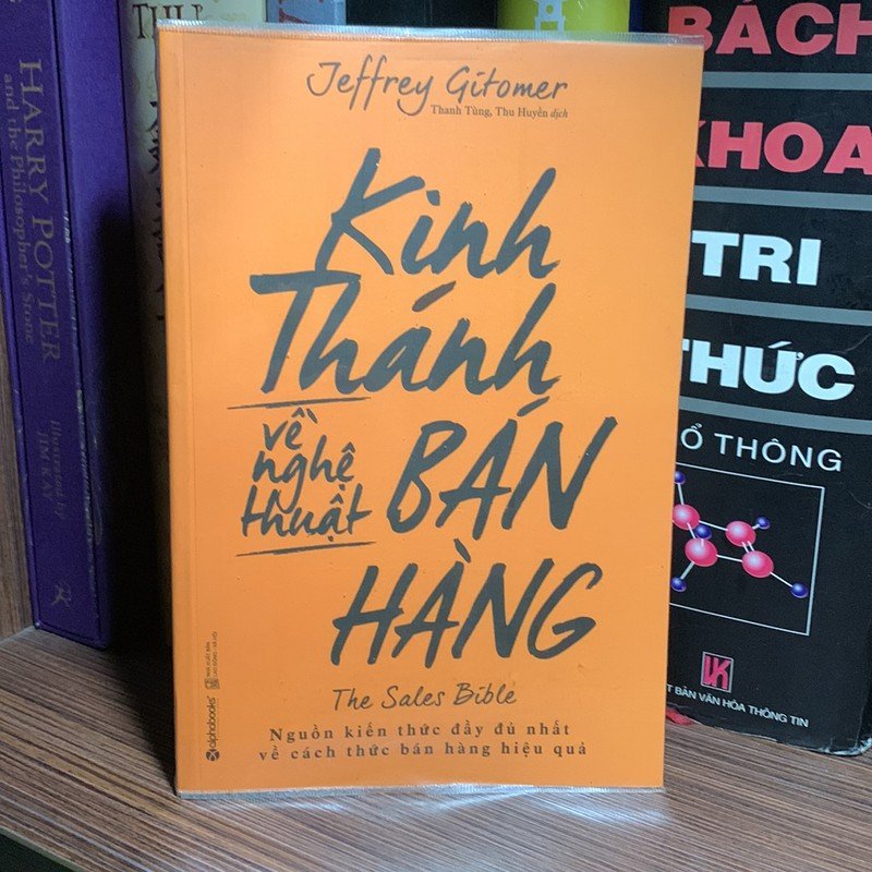"Kinh Thánh Về Nghệ Thuật Bán Hàng" tập trung vào việc phát triển kỹ năng bán hàng hiện đại, đặt trọng tâm vào việc tạo giá trị cho khách hàng thay vì chỉ đơn thuần thuyết phục họ mua hàng.