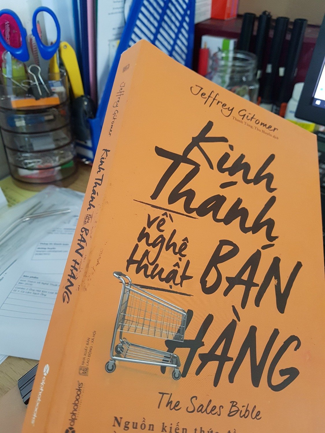 Nếu không đọc "Kinh Thánh Về Nghệ Thuật Bán Hàng", bạn có thể đánh mất cơ hội tiếp cận với một kho tàng kiến thức và kinh nghiệm quý giá trong lĩnh vực bán hàng